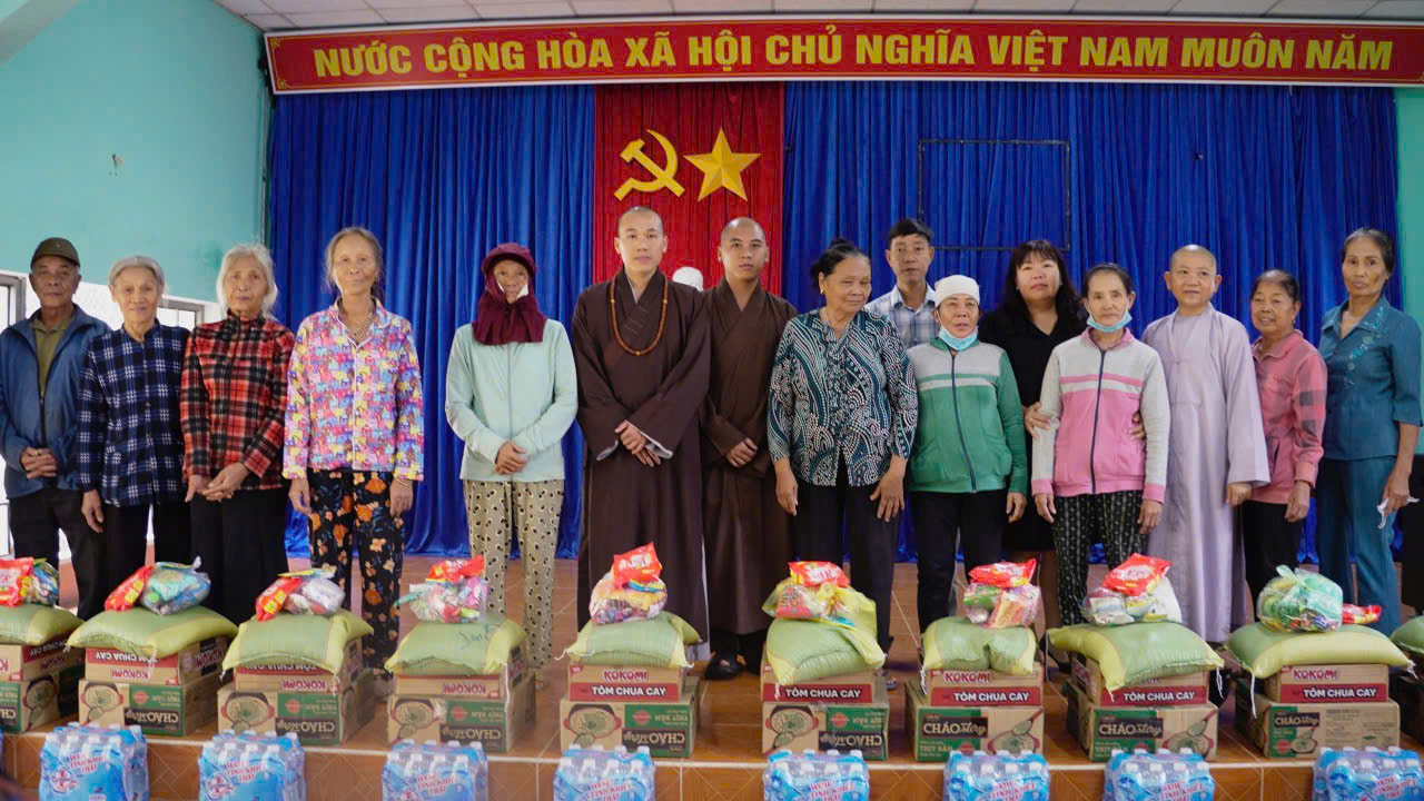 Chùa Minh Thành và Ban từ thiện Phật giáo tỉnh Gia Lai phát quà từ thiện